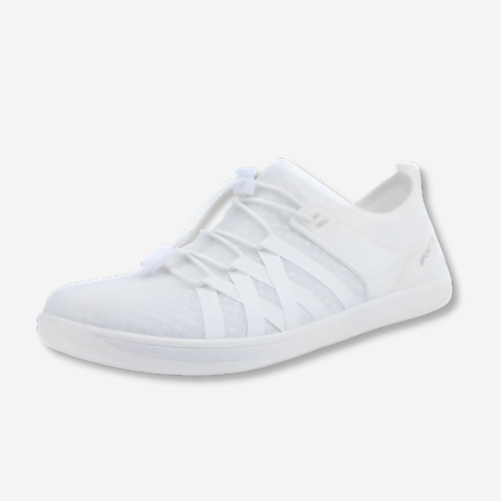 Chaussure en maille blanche, semelle blanche souple , vue de profil sur fond blanc.