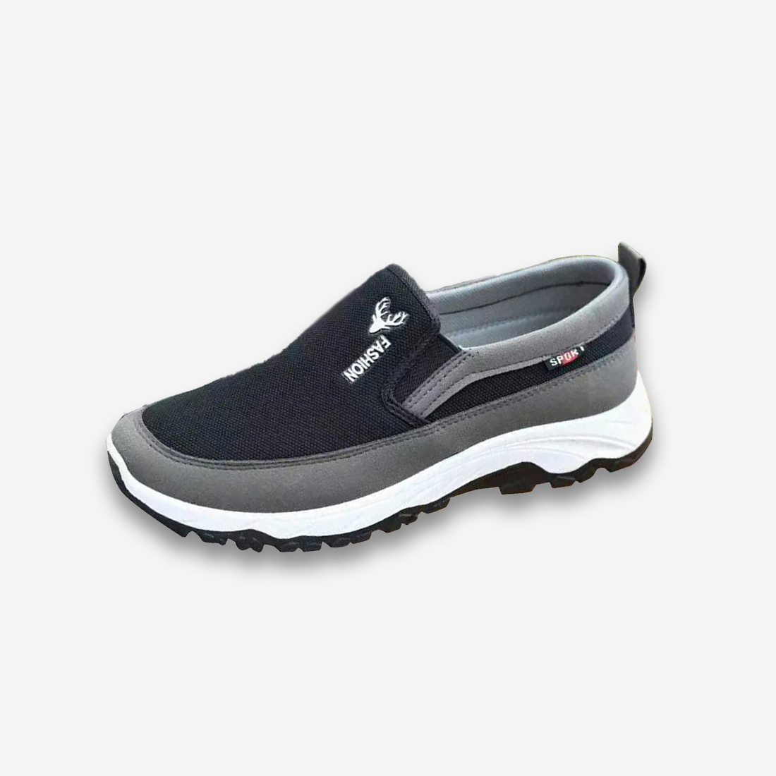 Une basket orthopédique homme décontractée de couleur noire, grise et blanche, sans lacet, sur un fond gris très clair uni.