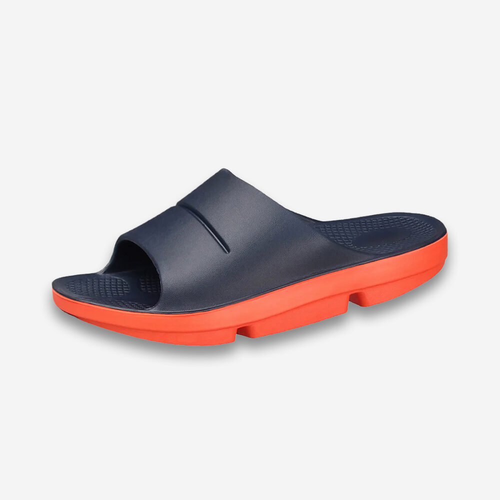 Une claquette orthopédique homme bicolore légère de couleur bleue et orange, disposée sur un fond gris très clair uni.