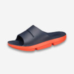 Une claquette orthopédique homme bicolore légère de couleur bleue et orange, disposée sur un fond gris très clair uni.