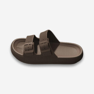 Une paire de claquettes orthopédiques homme à semelle épaisse et double bride de couleur marron, sur un fond gris très clair uni.