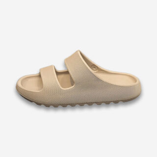 Un de claquette orthopédique en mousse ultra moelleuse homme de couleur beige, disposée sur un fond gris très clair uni.