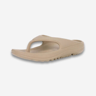 Une tong orthopédique homme super souples noires à semelle semi épaisse sur un fond gris très clair uni.
