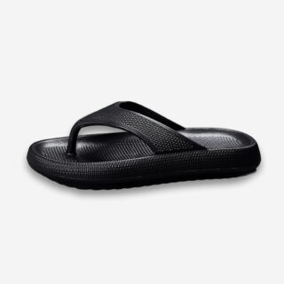 Une tong orthopédique pour homme à mémoire de forme de couleur noire, en EVA, sur un fond gris très clair uni.
