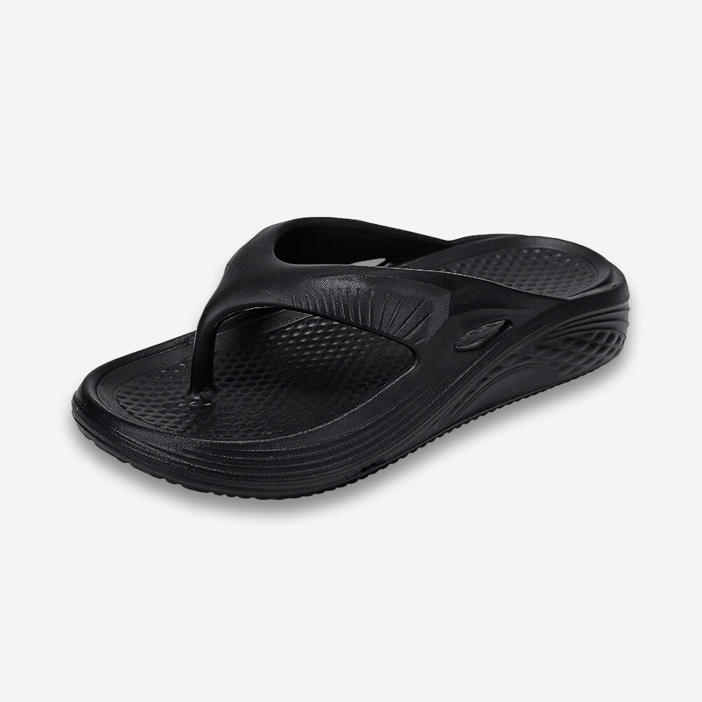 Une tong orthopédique de plage pour homme de couleur noire en mousse EVA sur un fond gris très clair uni.