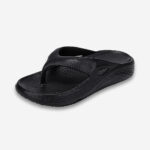 Une tong orthopédique de plage pour homme de couleur noire en mousse EVA sur un fond gris très clair uni.