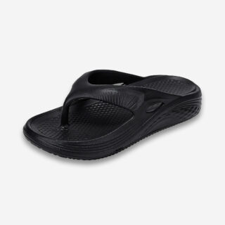 Une tong orthopédique de plage pour homme de couleur noire en mousse EVA sur un fond gris très clair uni.
