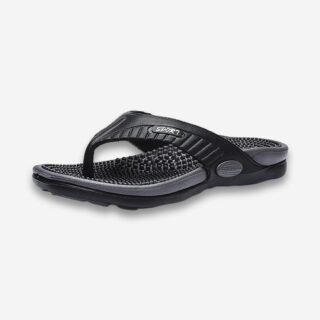 Une tong orthopédique pour homme à semelle massante de couleur noire sur un fond gris très clair uni.