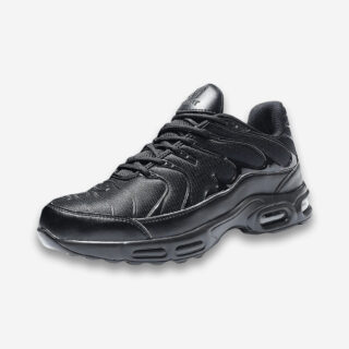 Une chaussure de sécurité orthopédique style Requin entièrement noire, vue de 3/4 sur un fond gris très clair uni.