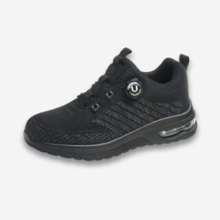 Une chaussures de sécurité orthopédique noire style basket à lacets automatiques sur un fond gris très clair uni.