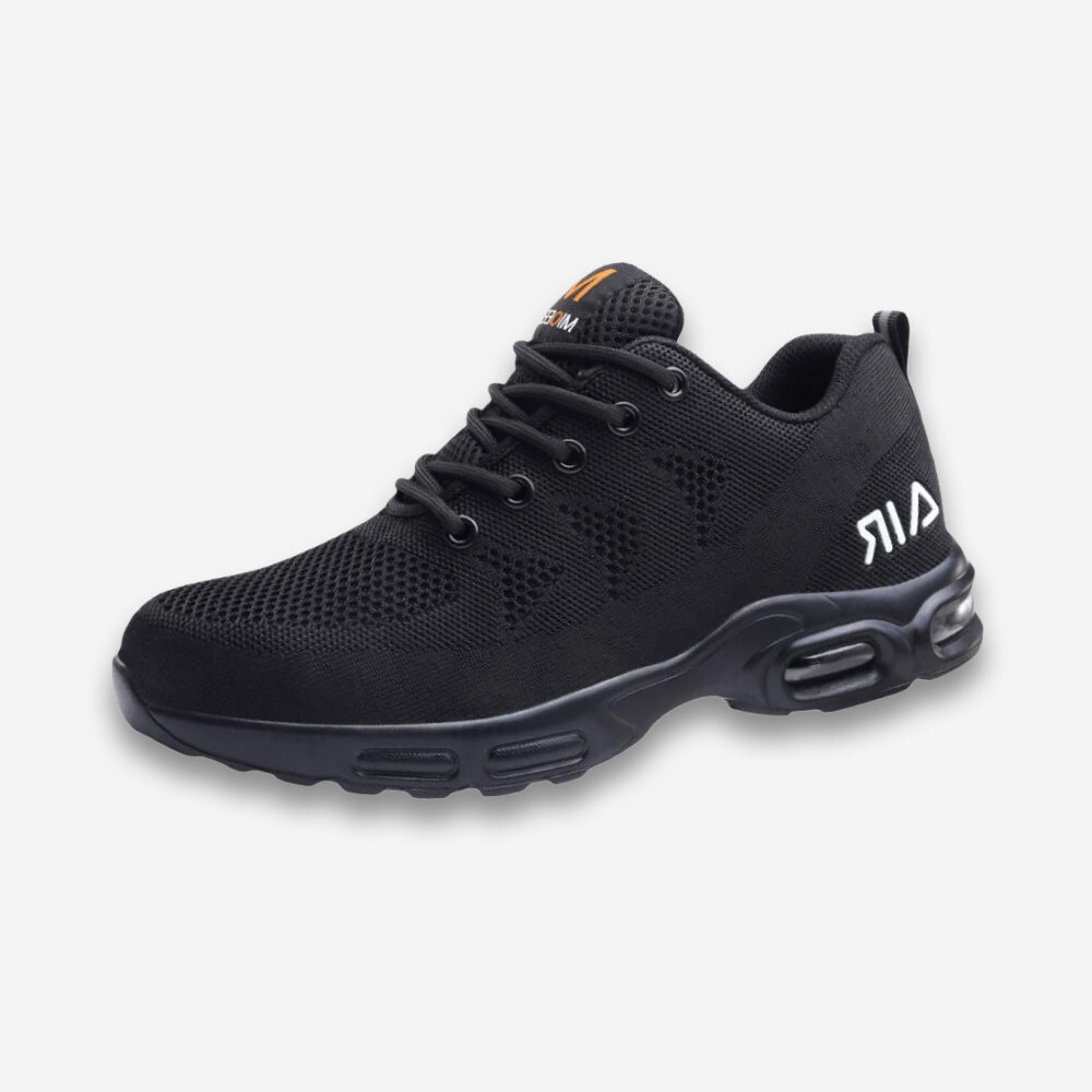 Une chaussure de sécurité orthopédique indestructible entièrement noire avec un logo blanc au talon, vue de profil sur un fond gris très clair uni.