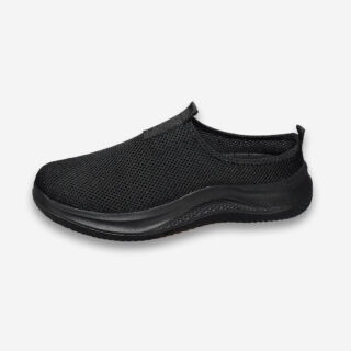 Un sabots orthopédique pour homme compensé de couleur noire, vu de profil sur un fond gris très clair