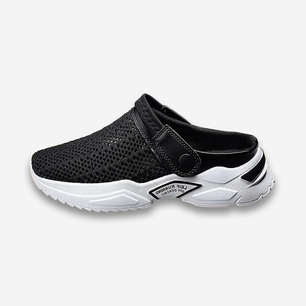 Un sabot orthopédique pour homme avec support de voûte plantaire de couleur noire avec une semelle blanche très épaisse, look sportif vu de profil sur un fond gris très clair uni.