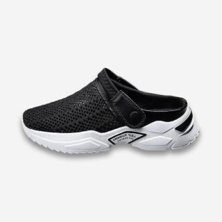 Un sabot orthopédique pour homme avec support de voûte plantaire de couleur noire avec une semelle blanche très épaisse, look sportif vu de profil sur un fond gris très clair uni.