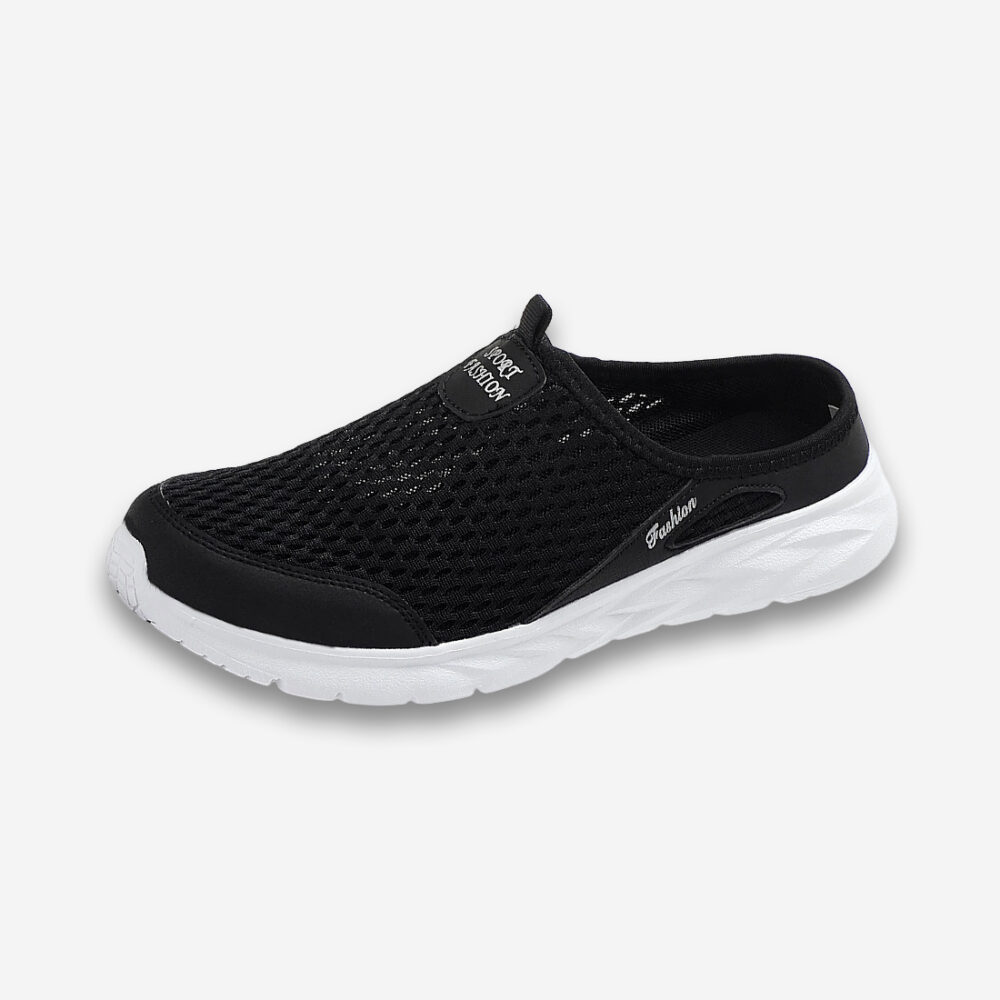 Un sabot orthopédique homme en tissu mesh ajouré de couleur noire avec une semelle blanche, vu de 3/4 sur un fond gris très clair uni.