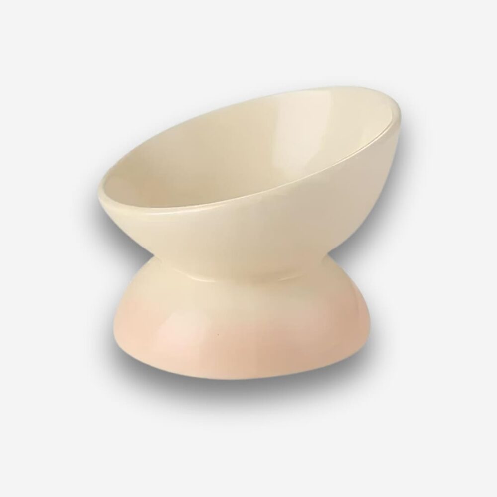 Bol orthopédique pour chat en céramique dégradée jaune. Sur fond uni clair.