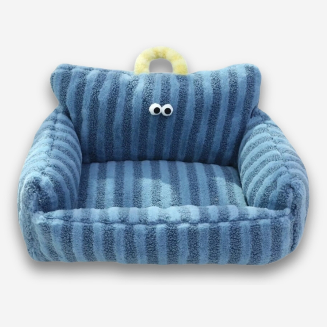 Canapé orthopédique pour chien coloré et compact. Un design rayé bleu clair et bleu foncé, une poignée jaune et des yeux style cartoon sur le dossier. Sur fond uni clair.