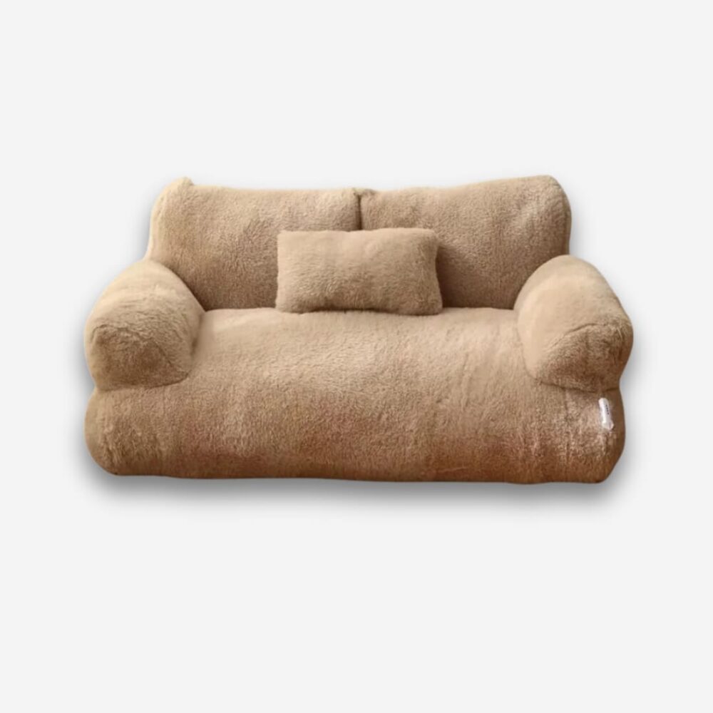 Canapé orthopédique avec rebords confortables de couleur marron. Au centre, un coussin de la même couleur. Sur fond uni clair.