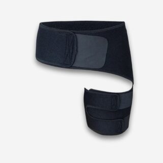 Ceinture orthopédique de compression du nerf sciatique de couleur noire avec une bande à scratch au niveau du bassin et une autour de la cuisse. Sur fond uni clair.