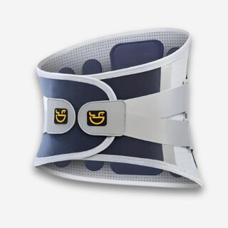 Ceinture orthopédique lombaires maille respirante de couleur blanche et bleue. Sur fond uni clair.
