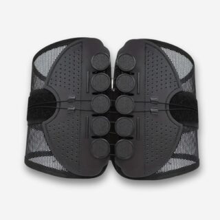 Ceinture orthopédique réglable pour soutien lombaire noire, maille ajourée. Sur fond uni clair.