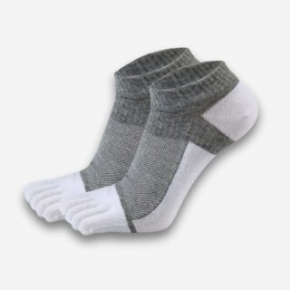 Chaussettes orthopédiques à orteils : 3 paires. Elles sont grises et blanches, courtes et sur fond uni clair.