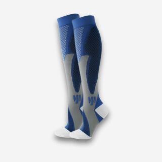 Chaussettes orthopédiques longues de compression bleues, noires et grises sur fond uni clair.