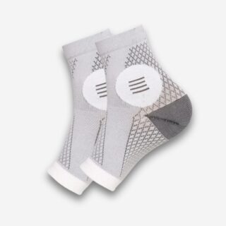 Chaussettes orthopédiques ouvertes pour maintien de la cheville de couleur grise et blanche. Sur fond uni clair.
