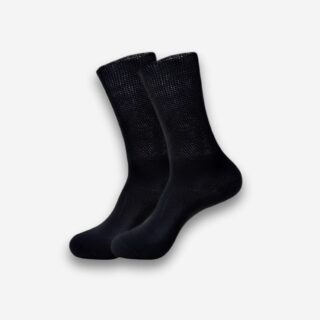 Chaussettes orthopédiques pour diabétiques : lot de 6 paires. C'est une paire en noire. Sur fond uni clair.