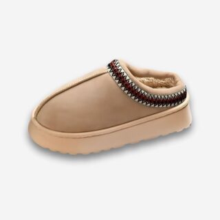 Chaussons orthopédiques chauds à semelle épaisse pour femme de couleur beige, ouverte à l'arrière. Sur fond uni clair.