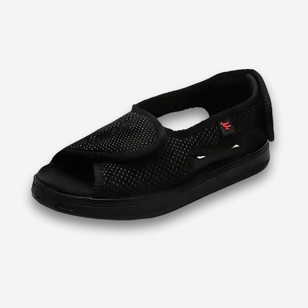 Chaussons orthopédiques pieds gonflés pour femme de couleur noire ouverts sur la pointe et avec deux scratch pour l'ajustement. Sur fond uni clair.
