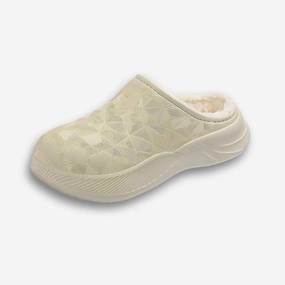 Chaussons orthopédiques pour femme avec intérieur chaud et enfilage rapide de couleur beige sur fond uni clair.