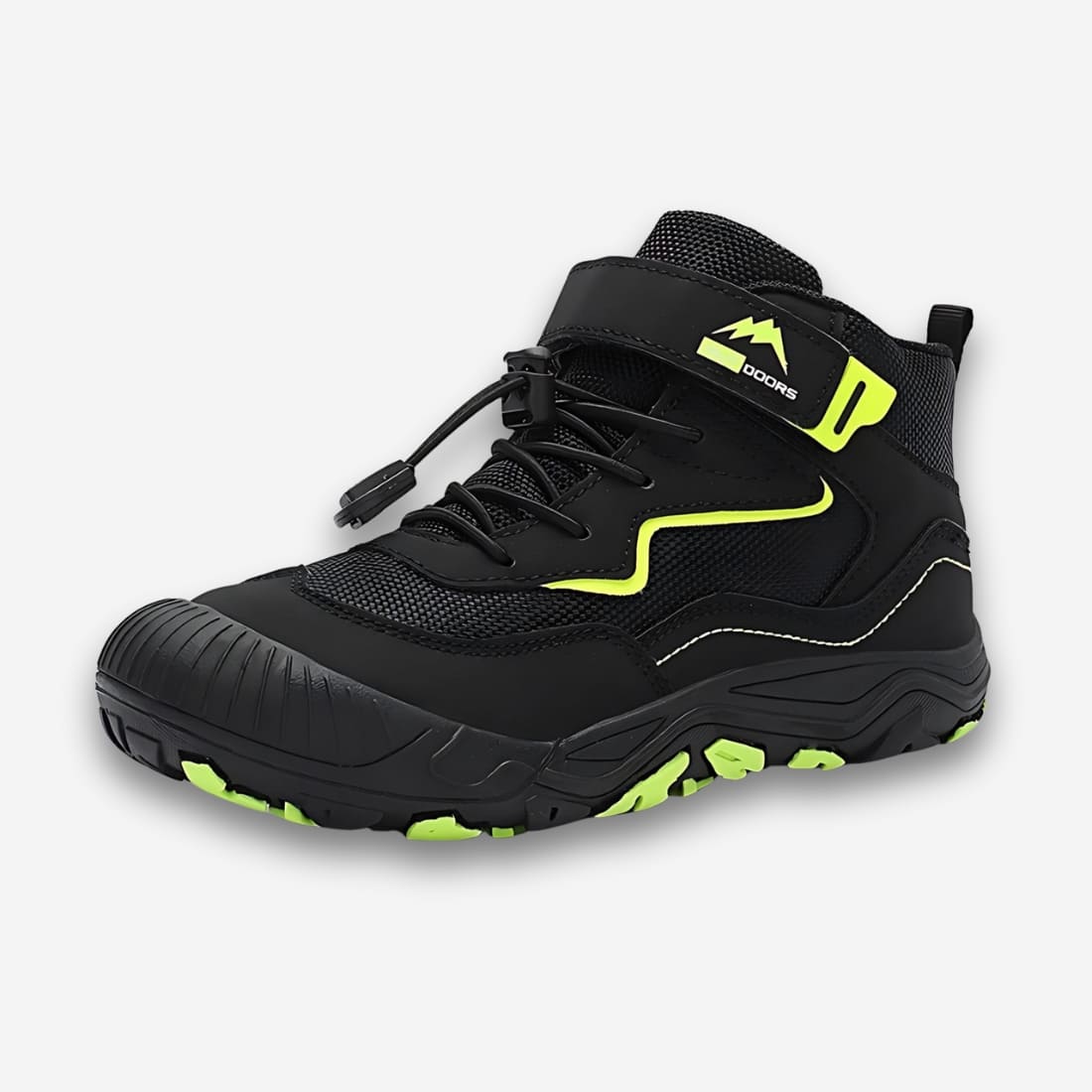 Chaussures orthopédiques enfant pour la randonnée de couleur noir et jaune fluo avec un scratch sur la partie montante de la chaussure et des lacets élastiques. Sur fond uni clair.