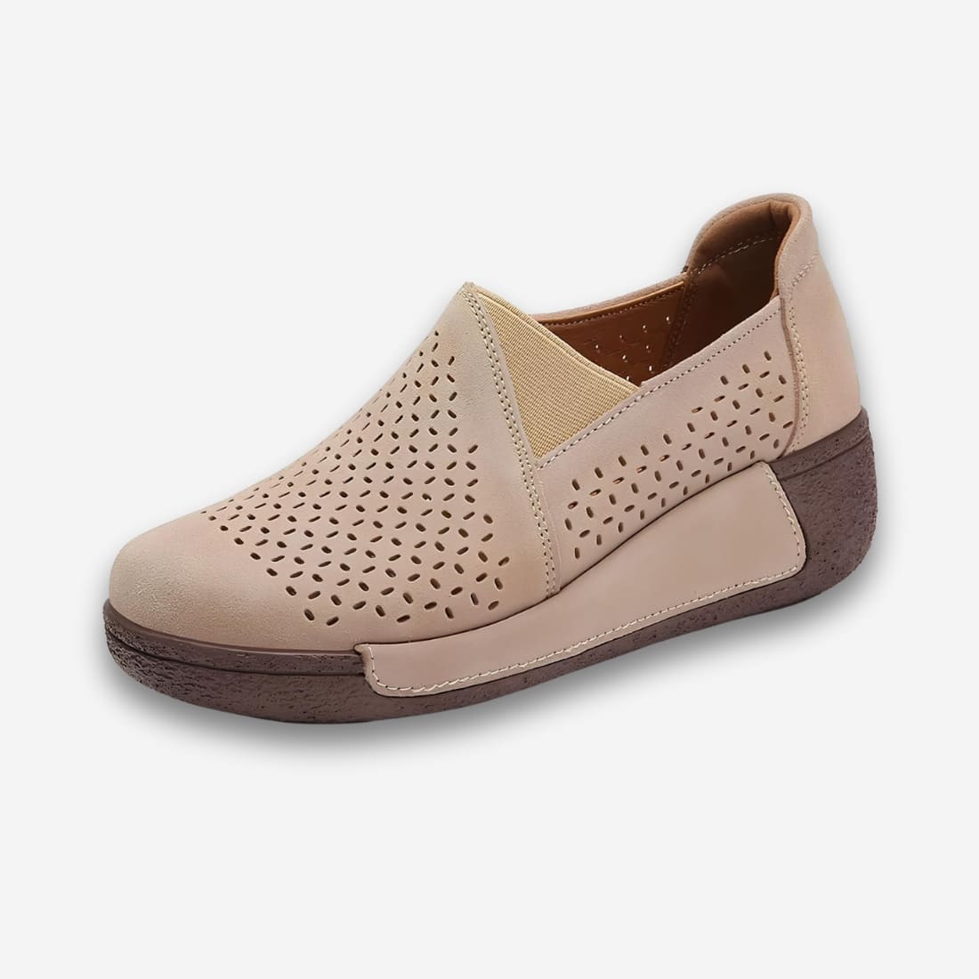 Chaussures orthopédiques femme en cuir synthétique à plateforme de couleur beige. Sur fond uni clair.
