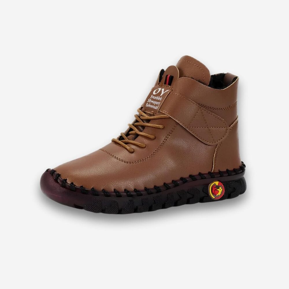 Chaussures orthopédiques femme montantes et fourrées de couleur marron avec une semelle noire. Elles possèdent des lacets et un scratch au niveau de la cheville. En similicuir. Sur fond uni clair.