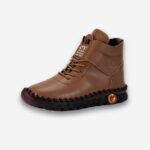 Chaussures orthopédiques femme montantes et fourrées de couleur marron avec une semelle noire. Elles possèdent des lacets et un scratch au niveau de la cheville. En similicuir. Sur fond uni clair.