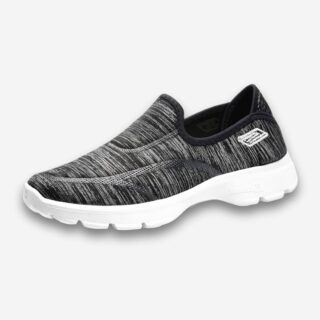 Chaussures orthopédiques femme style décontracté de couleur grise, sans lacet, avec une semelle épaisse blanche. Sur fond uni clair.