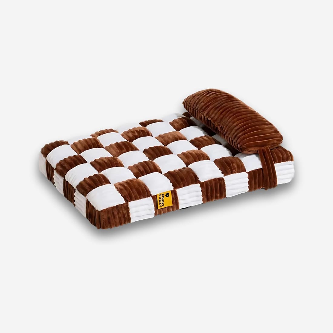 Coussin orthopédique pour chien à damier en velours marron et blanc avec un oreiller sur la droite. Sur fond uni clair.