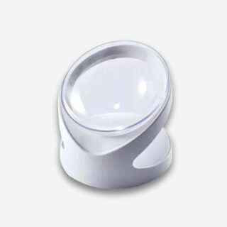 Gamelle orthopédique pour chat design incliné en ABS blanc et la coupelle transparente. Sur fond uni clair.