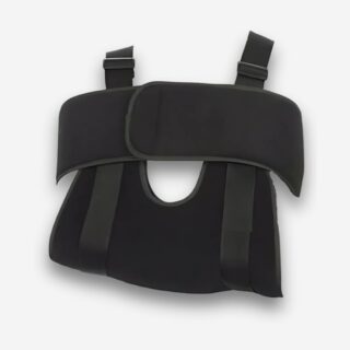 Gilet orthopédique immobilisation de l'épaule de couleur noire avec une sangle pectorale et un espace pour glisser le bras. Sur fond uni clair.