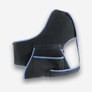 Gilet orthopédique maintien épaule et bras. De couleur noire. Sur fond uni clair.