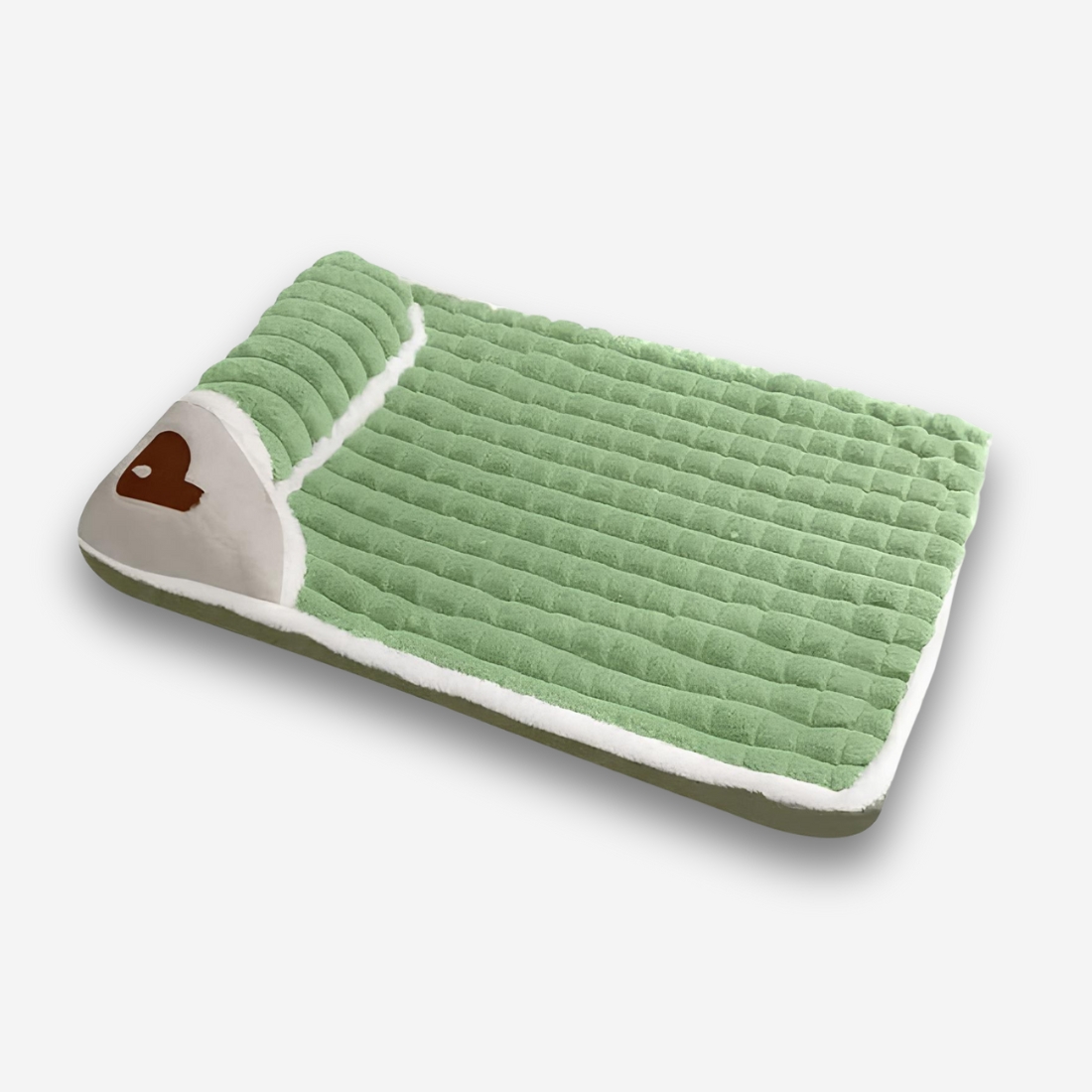 Lit orthopédique pour chien avec coussin intégré de couleur verte. Sa surface est gaufrée avec un angle à gauche beige et la lettre P. Sur fond uni clair.