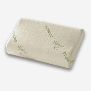 Oreiller orthopédique avec housse en fibres de bambou rectangulaire aux angles arrondis. De couleur blanche avec des inscriptions "bamboo" et des motifs de bambou en vert clair. Sur fond uni clair.