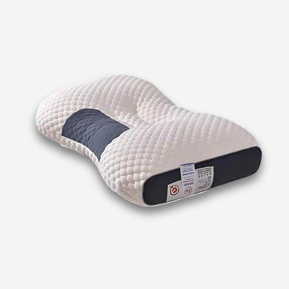 Oreiller orthopédique cervical antibactérien de fore rectangulaire aux bords arrondis de couleur blanche avec une zone centrale bleu foncé ainsi que les côté. Un creux pour la nuque. Sur fond uni clair.
