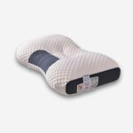 Oreiller orthopédique cervical antibactérien de fore rectangulaire aux bords arrondis de couleur blanche avec une zone centrale bleu foncé ainsi que les côté. Un creux pour la nuque. Sur fond uni clair.