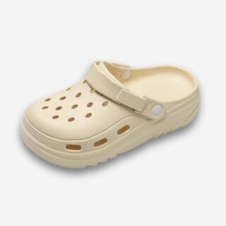 Sabots orthopédiques antidérapants pour femme de couleur beige sur fond uni clair.