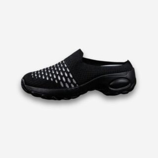 Sabots orthopédiques en maille ajourée pour femme de couleur noire avec talon épais. Sur fond uni clair.