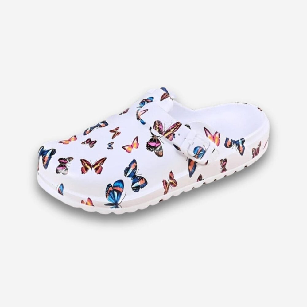 Sabots orthopédiques pour femme avec motifs de papillons sur fond uni clair.