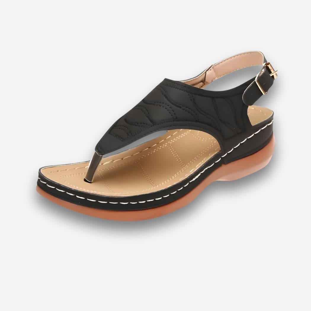 Sandales orthopédiques style romain pour femme de couleur noire avec bride de serrage et talon compensé. Sur fond uni clair.
