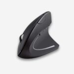 Souris orthopédique verticale et ergonomique de couleur noire. Sur fond uni clair.